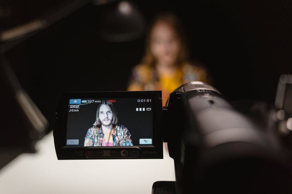 Influenciador grava vídeo para rede social