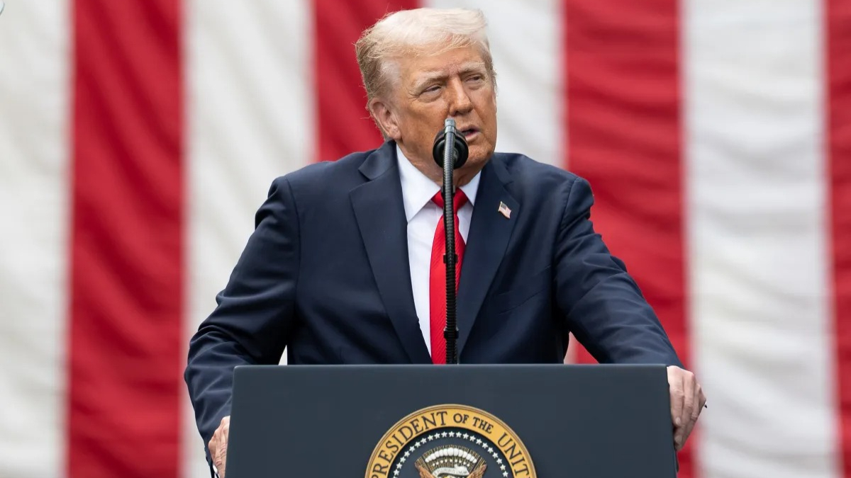 trump discursando em palanque