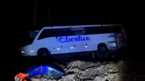 ônibus que caiu na ribanceira