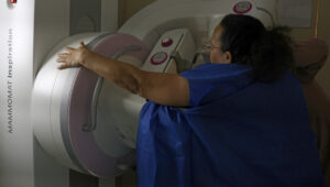 Mulher em exame de mamografia