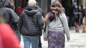 casal andando agasalhado na rua