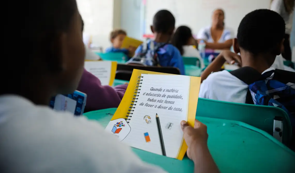 Uma imagem de uma sala de aula, com uma folha de papel em detalhe