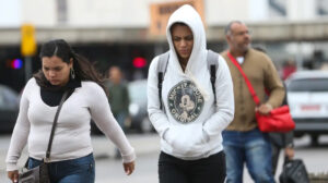 mulheres andando agasalhadas na rua