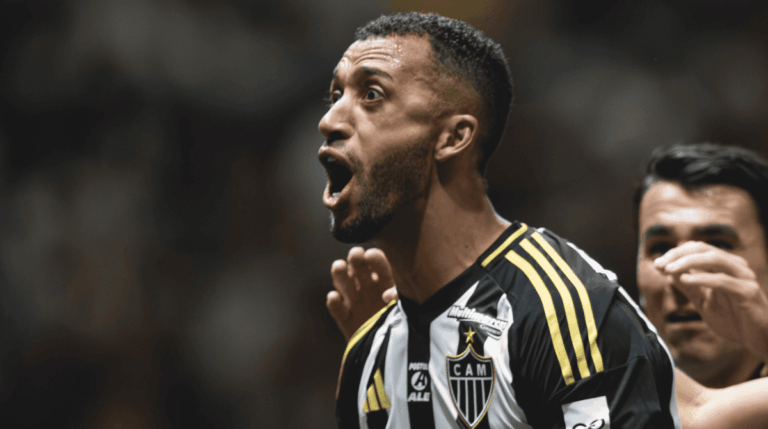 Zagueiro Vitor Hugo comemora gol pelo Atlético