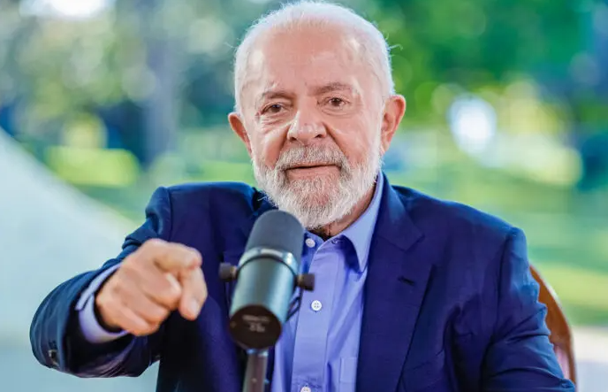O presidente Lula à frente de um microfone