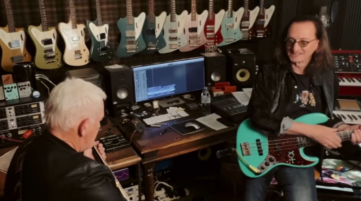 Geddy Lee e Alex Lifeson retornam aos palcos com baterista alemã em 2026. (Foto: Reprodução/Instagram/Rush)