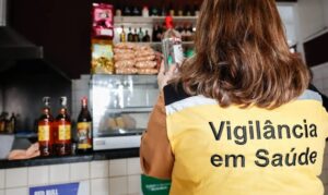 Vigilância sanitária fiscaliza comércios