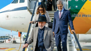 lula desembarcando na itália
