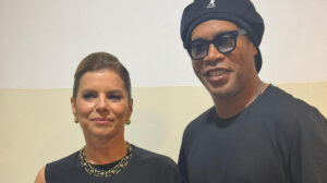 ronaldinho gaúcho ao lado de débora bloch