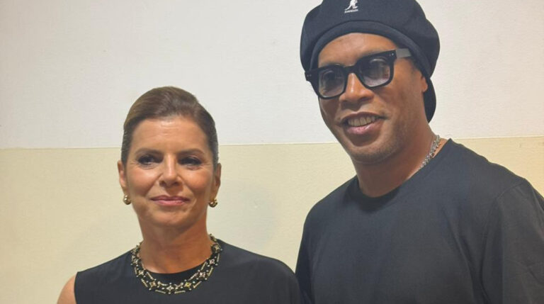 ronaldinho gaúcho ao lado de débora bloch