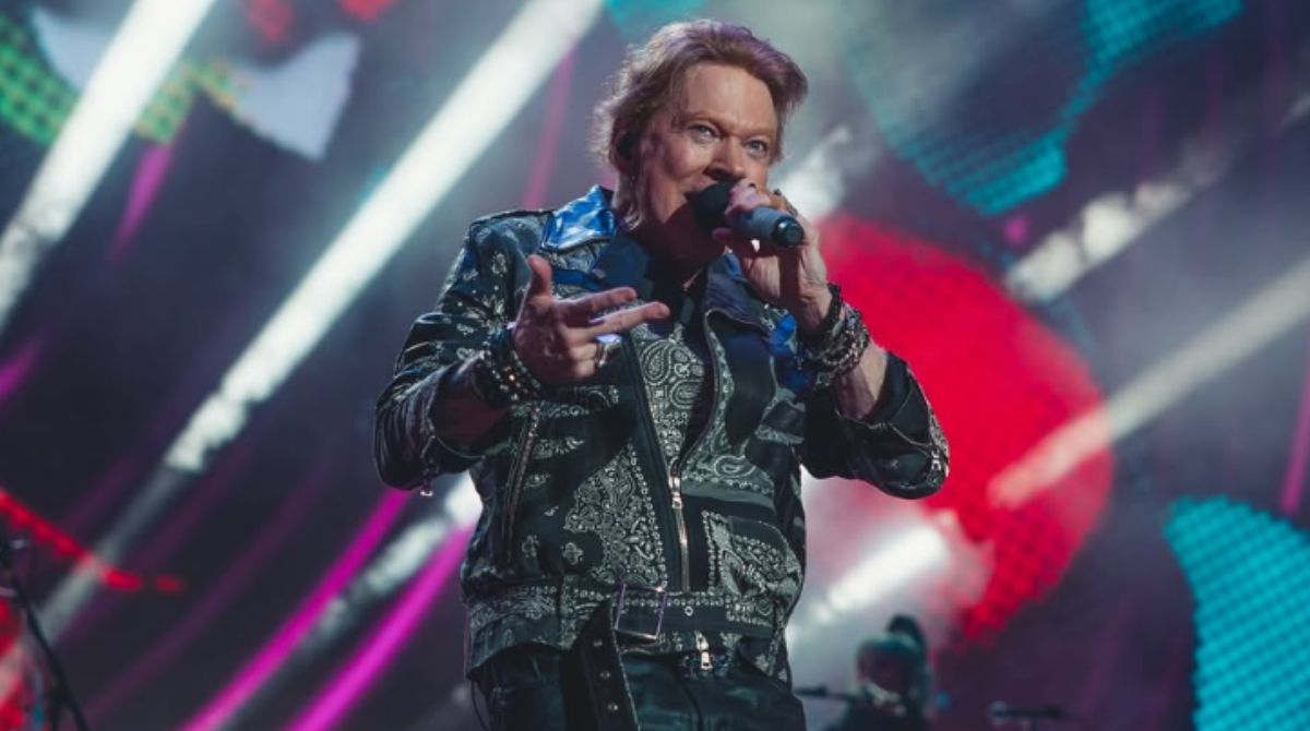 Irritado com problemas técnicos no palco, Axl Rose atirou o microfone contra a bateria em show em Buenos Aires. (Foto: Reprodução/Instagram/Guns n Roses)