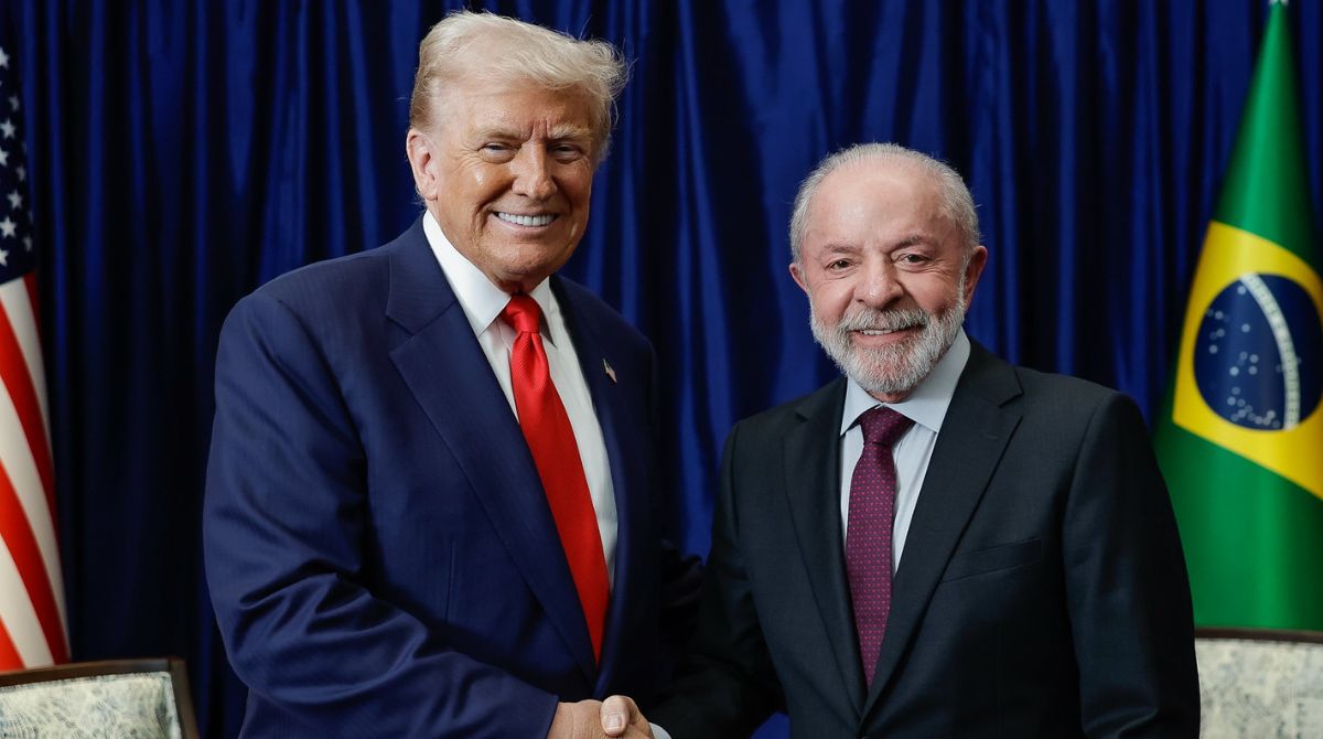 Os presidentes Lula e Trump apertam as mãos