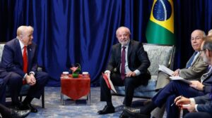 Lula se reúne com Donald Trump na Malásia.