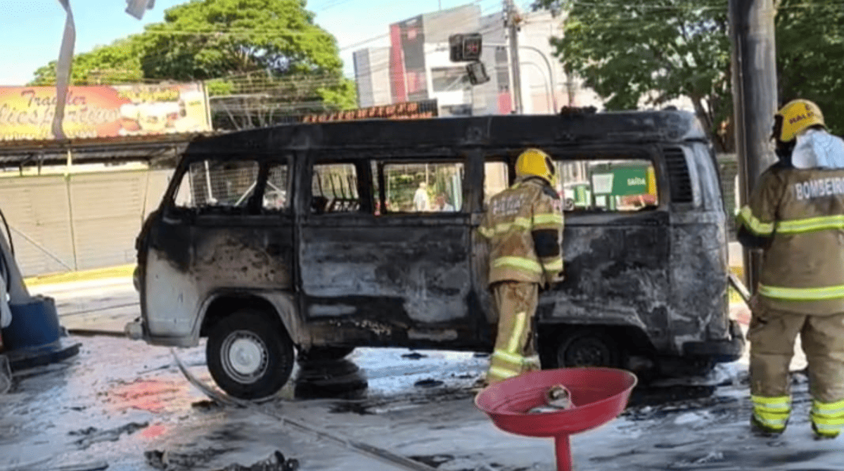 Kombi pegando fogo