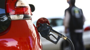 carro sendo abastecido