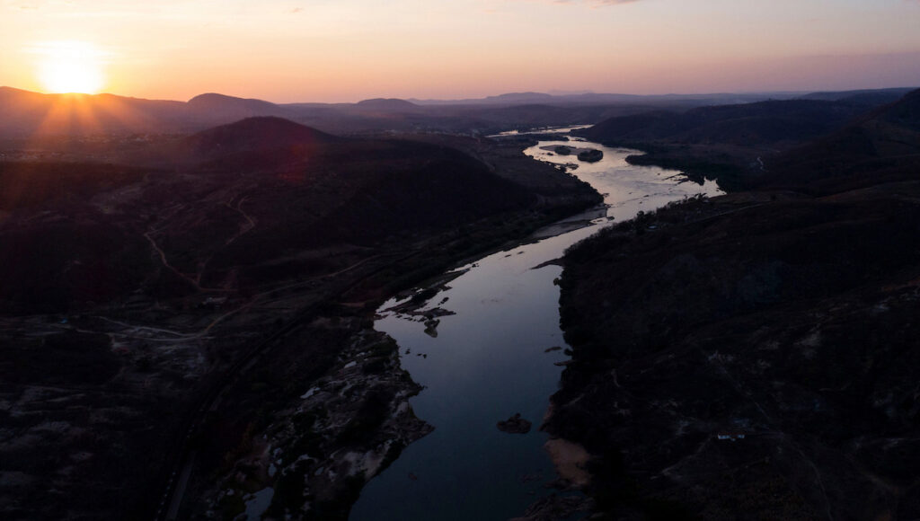 Vista aerea do Rio Doce nas proximidades da cidade