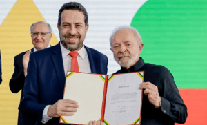 Guilherme Boulos e o Presidente Lula, durante a cerimônia de posse à Secretaria-Geral da Presidência