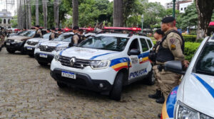 viaturas da polícia militar enfileiradas
