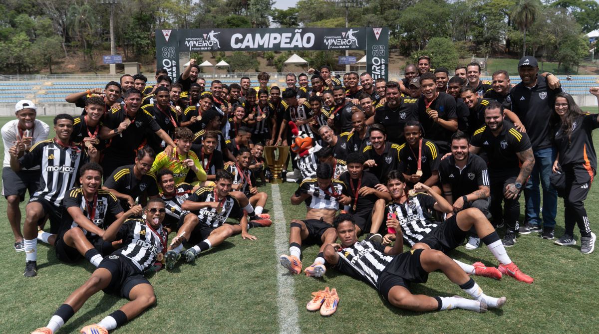A equipe comandada por Henrique Teixeira conquistou o 25º título estadual do sub-17 do Atlético. (Foto: Paulo Henrique França/Atlético)