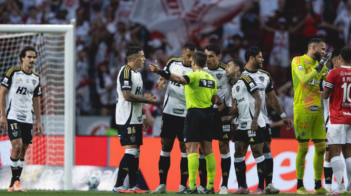 Jogadores do Galo questionaram as decisões da arbitragem no beira-Rio. (Foto: Pedro Souza/Atlético)