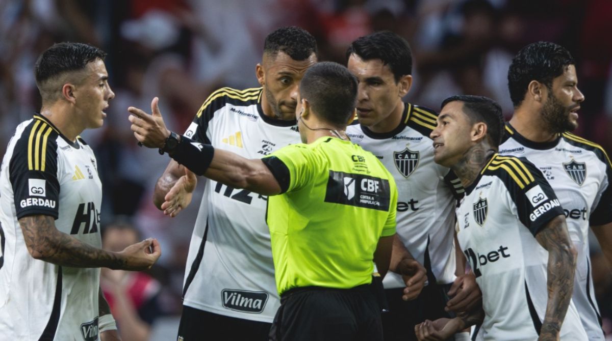 Atlético manifestou a indignação com a arbitragem do jogo contra o Inter, em Porto Alegre, pela 31ª rodada do Brasileirão. (Foto: Pedro Souza/Atlético)