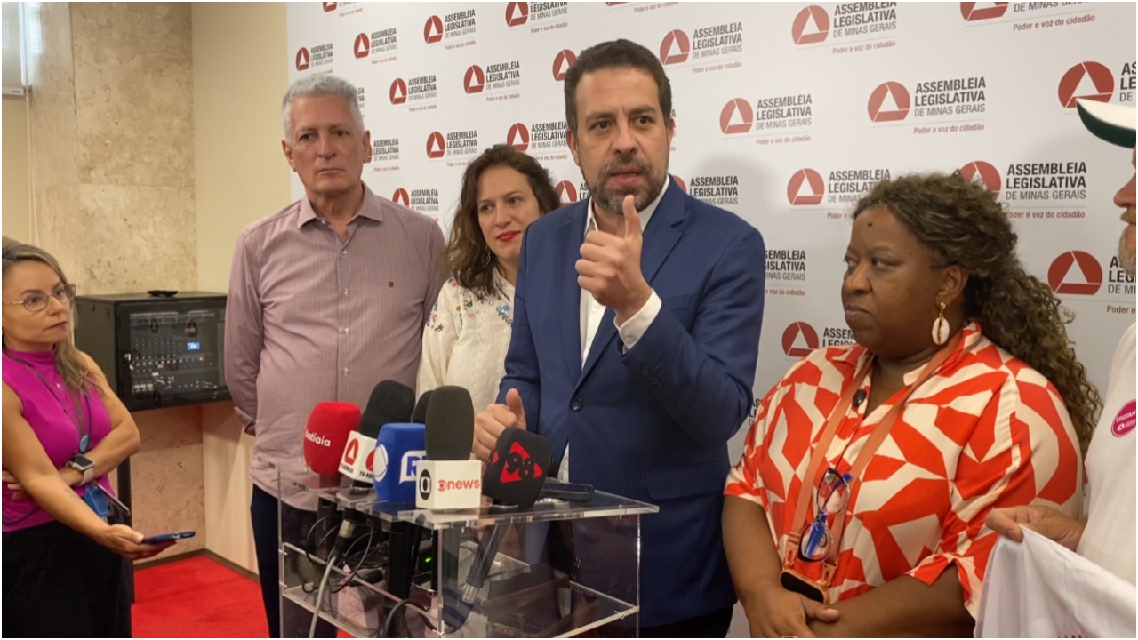 O ministro Guilherme Boulos ao lado da ministra Macaé Evaristo