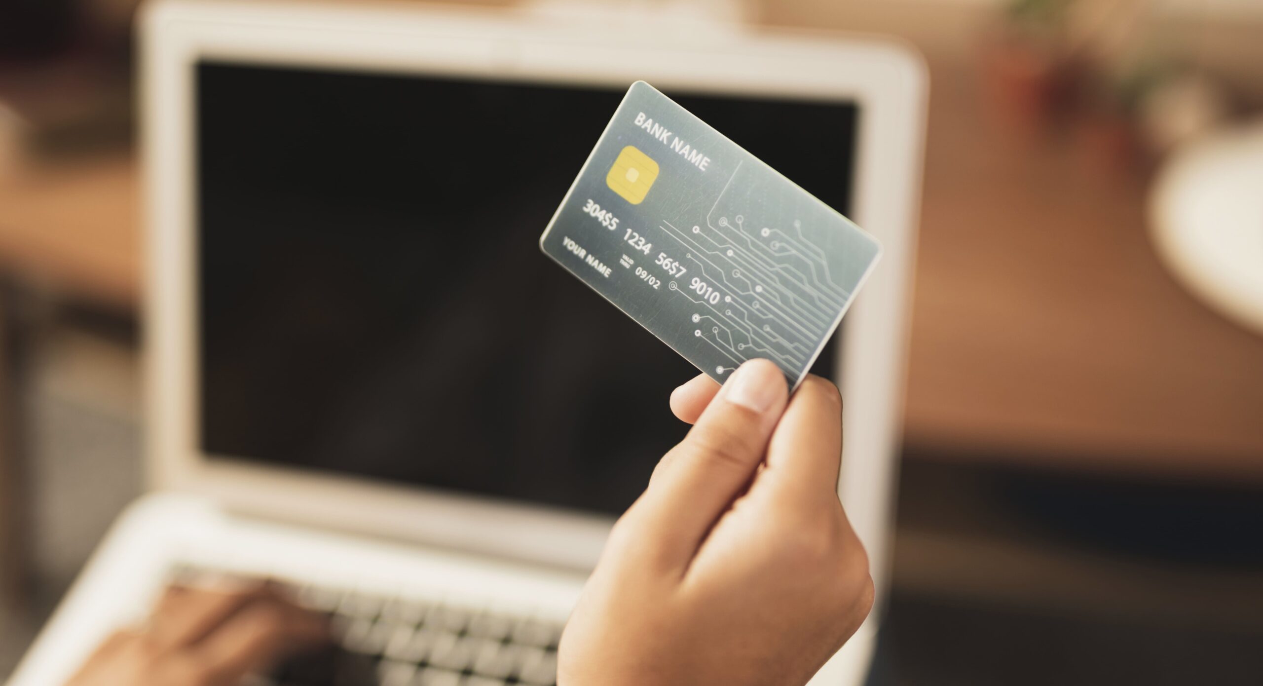 Homem fazendo compra online