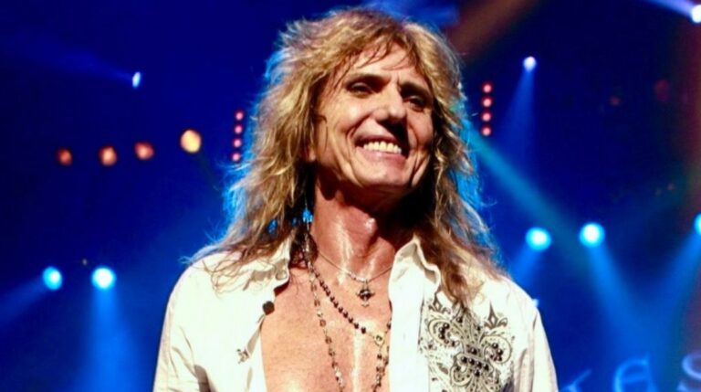 O lendário vocalista de rock construiu a carreira na banda Whitesnake e também fez parte do Deep Purple nos meados dos anos de 1970, substituindo Ian Gillan. (Foto: Reprodução/Instagram/Whitesnake)