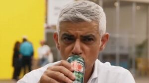 Sadiq Khan aprovou o pão de queijo, típico de Minas Gerais, mas não gostou do refrigerante de guaraná. (Foto: Reprodução/YouTube/MayorofLondon)