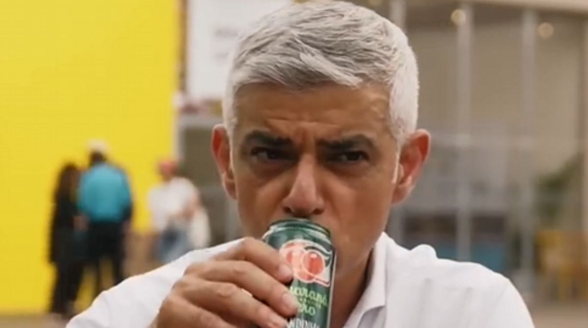 Sadiq Khan aprovou o pão de queijo, típico de Minas Gerais, mas não gostou do refrigerante de guaraná. (Foto: Reprodução/YouTube/MayorofLondon)