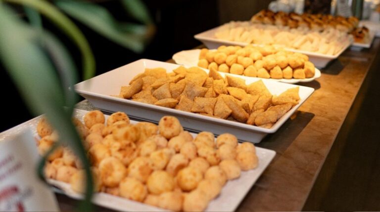 Coffee break empresarial: Surpreenda sua equipe com o cardápio da Pastelaria Marília de Dirceu