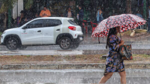 mulher andando na rua com guarda-chuva