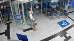 ladrão de banco tentando sair de cadeira giratória