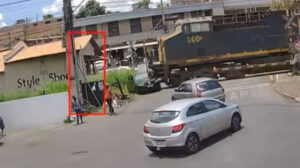 carro atingido por trem