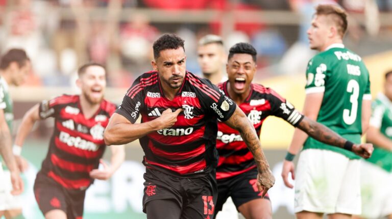 Em revanche de 2021, Flamengo leva a melhor contra o Palmeiras e levantou a taça da Libertadores pela 4ª vez (Foto: Gilvan de Souza/Flamengo)