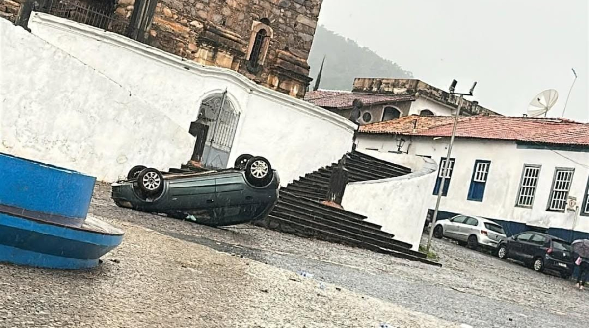 carro capotado em sabará