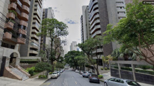 rua onde o prédio está localizado em BH