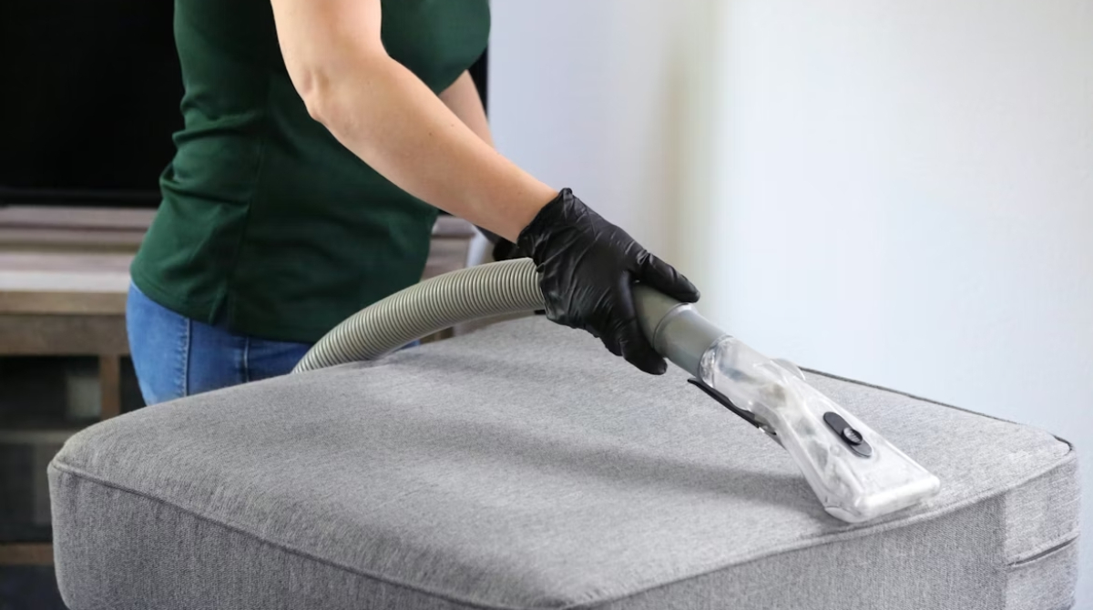 mulher limpando sofá