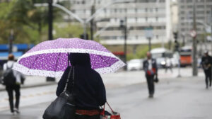 mulher com guarda-chuva