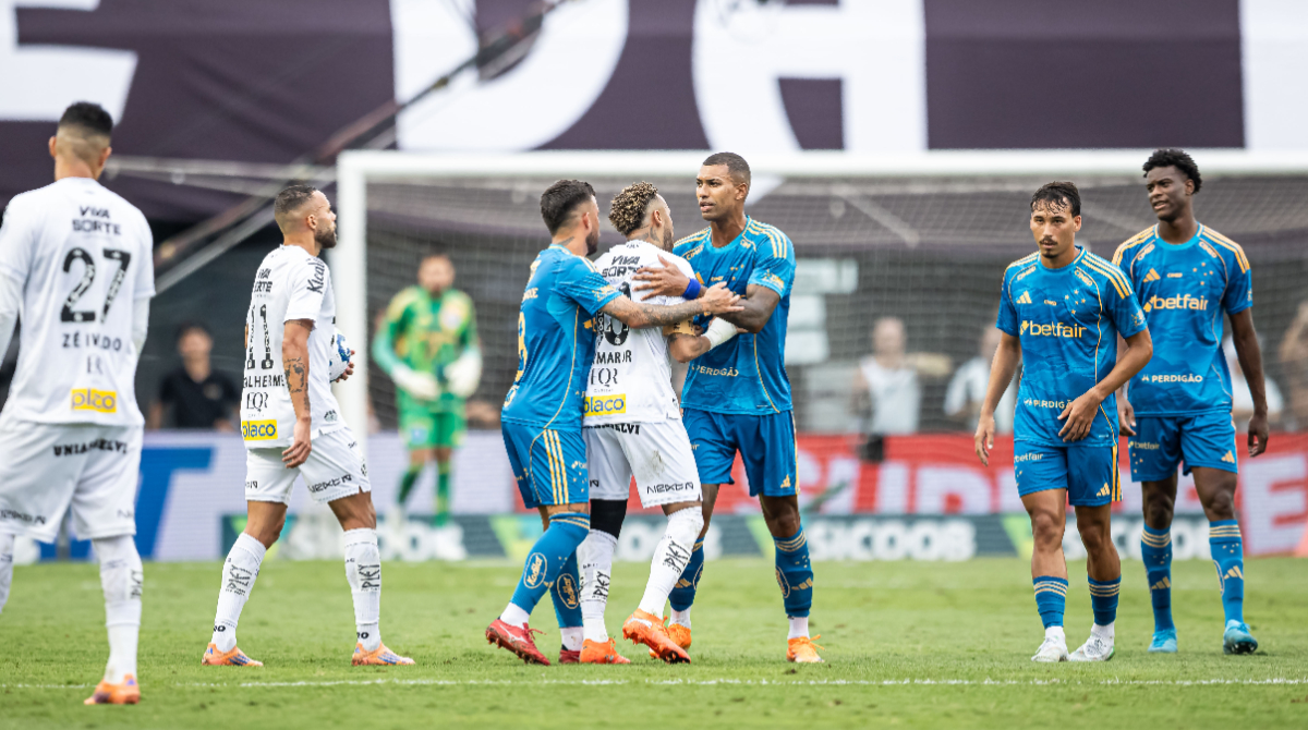 neymar brigando em campo