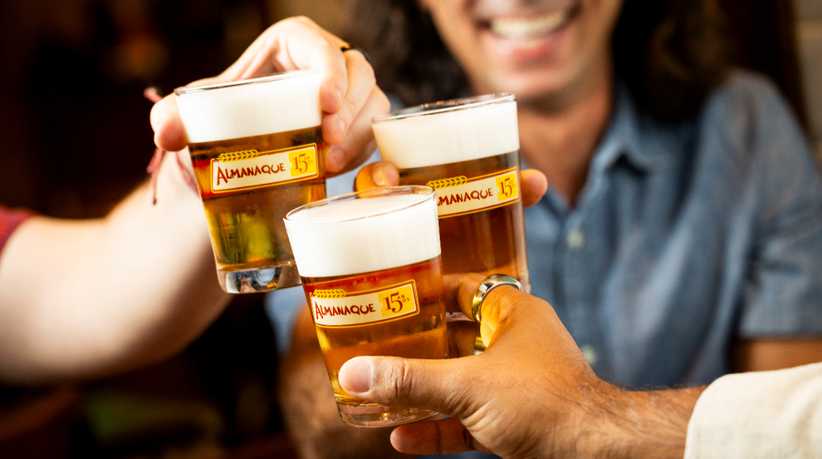 pessoas brindando com chope