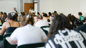 estudantes fazendo prova