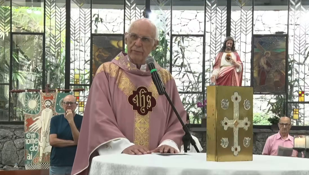 Padre Júlio Lancellotti em missa