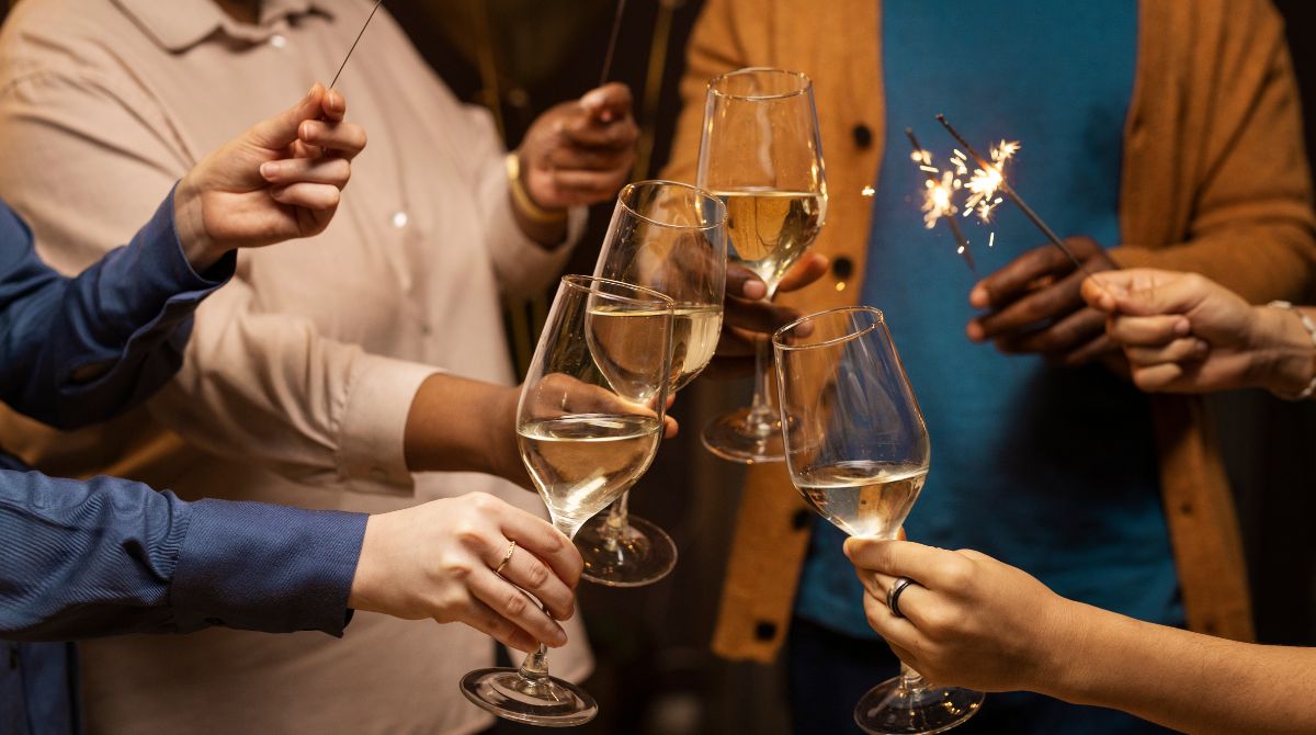 Pessoas brindando em uma confraternização