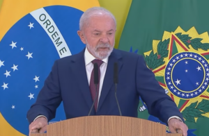 Lula conversa com jornalistas