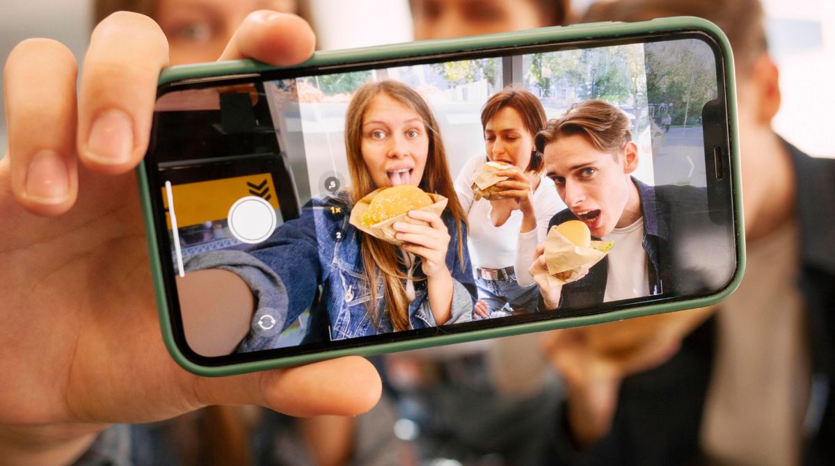 Pessoas tirando foto