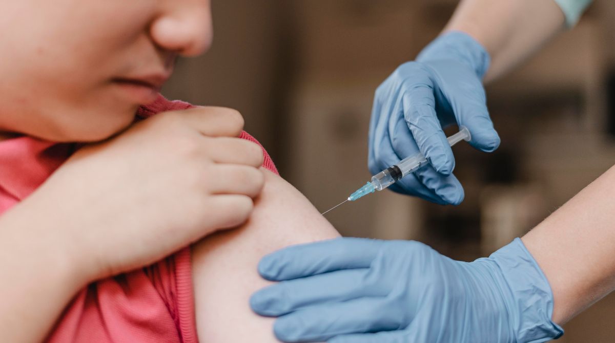 Adolescente tomando vacina