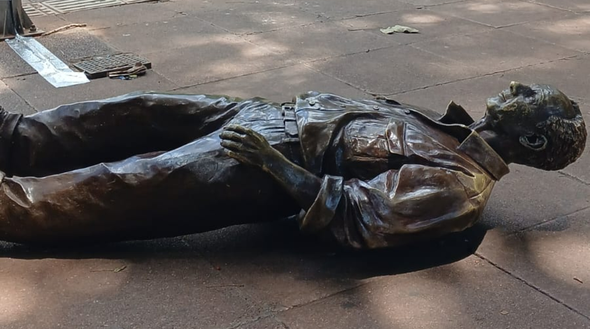 estátua do Roberto Drummond