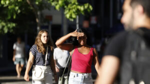 mulheres andando no sol