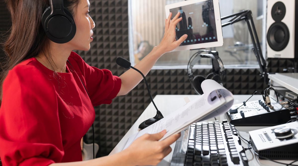 mulher trabalhando com música